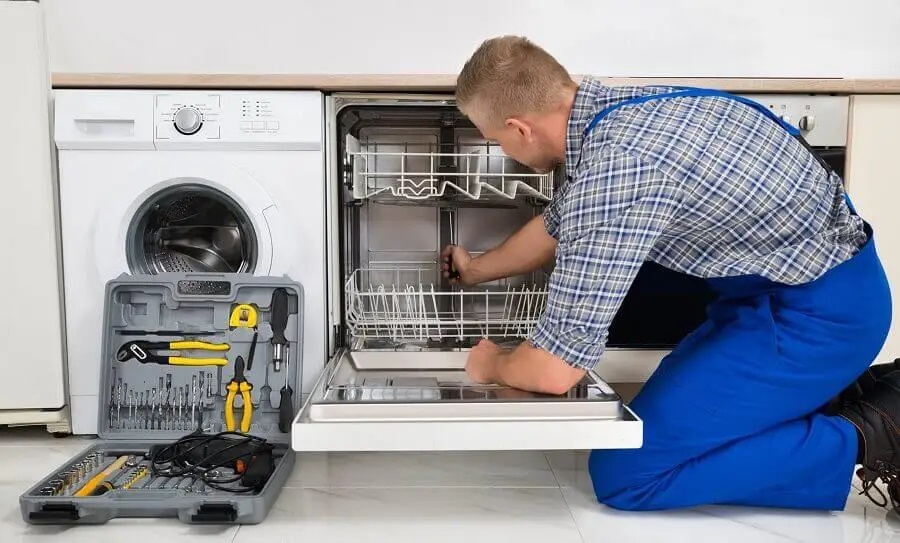 Sancaktepe Electrolux servisi teknisyen ekibi beyaz eşya tamiri yaparken
